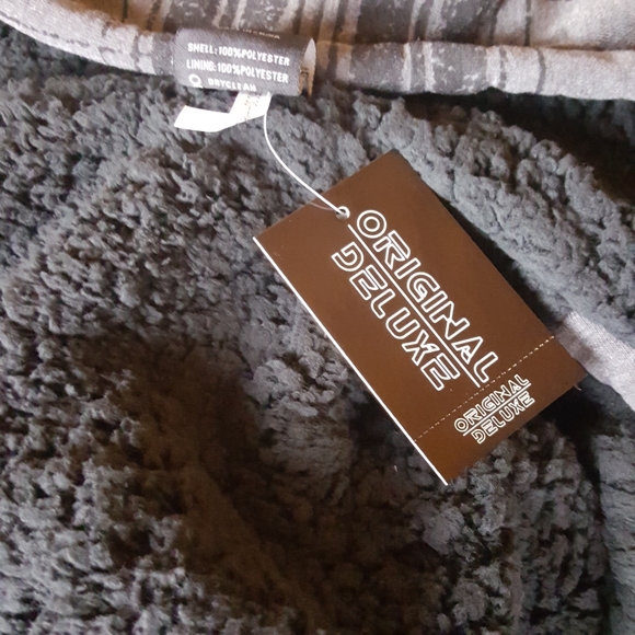 MEDIUM Sherpa Lined Zip-Up Hoodie - Picture 7 of 7